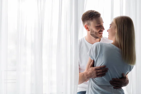 Sonriente Hombre Abrazando Hermosa Mujer Casa —  Fotos de Stock