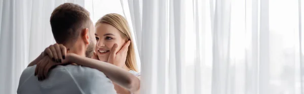 Conceito Panorâmico Mulher Feliz Abraçando Homem Casa — Fotografia de Stock