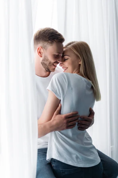 Hombre Feliz Barbudo Abrazando Novia Atractiva — Foto de Stock