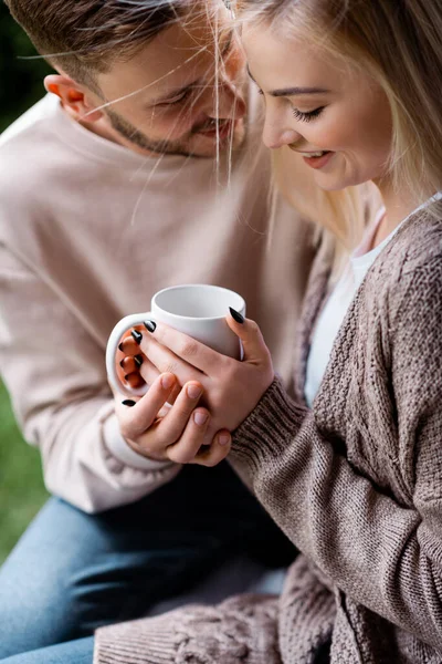 Enfoque Selectivo Hombre Alegre Niña Sosteniendo Taza —  Fotos de Stock