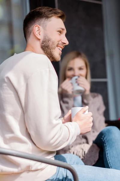 Enfoque Selectivo Hombre Alegre Sosteniendo Taza Cerca Chica Fuera — Foto de Stock