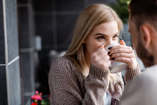 Jonge Vrouw Drinken Van Thee Kijken Naar Vriendje — Stockfoto