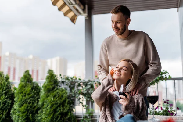 Selective Focus Happy Man Standing Happy Girl Closed Eyes Holding — Stock Photo, Image