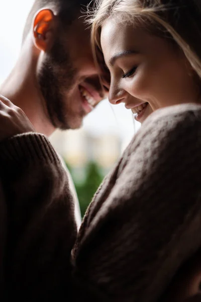 Selective Focus Cheerful Girl Closed Eyes Happy Man — Stock Photo, Image