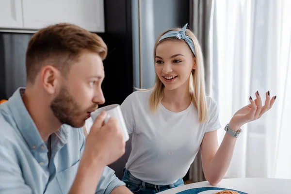 Selective Focus Happy Woman Gesturing While Looking Man Drinking Coffee — Stock Photo, Image