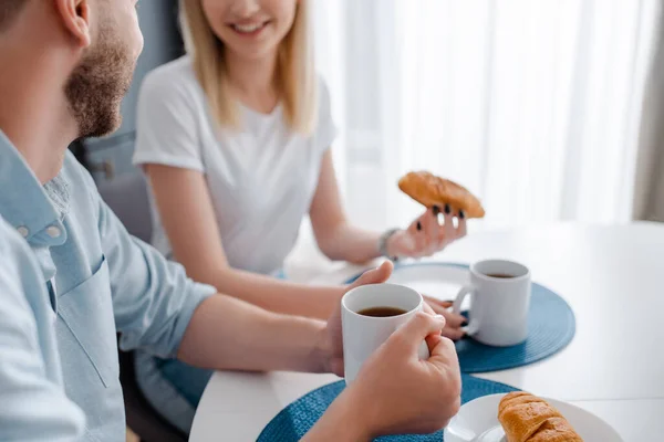 Bijgesneden Uitzicht Van Man Met Kopje Koffie Buurt Van Meisje — Stockfoto