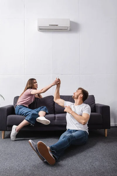 Angry Couple Remote Controller Home Broken Air Conditioner — Stock Photo, Image