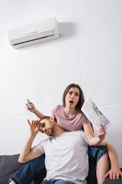 Dühös Pár Otthon Törött Légkondicionálóval — Stock Fotó