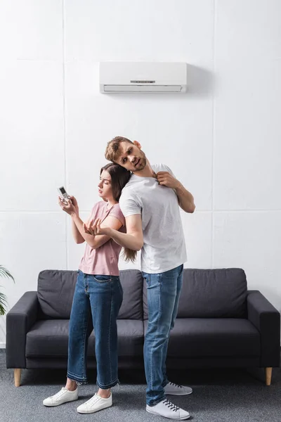 Pareja Cansada Con Mando Distancia Que Sufre Calor Casa Con —  Fotos de Stock