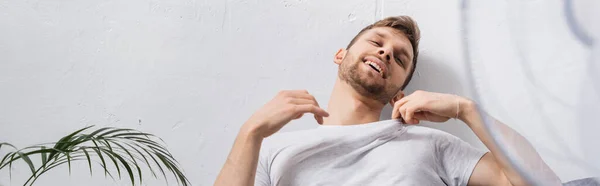 Positieve Emotionele Man Zich Comfortabel Voelen Met Elektrische Ventilator Thuis — Stockfoto