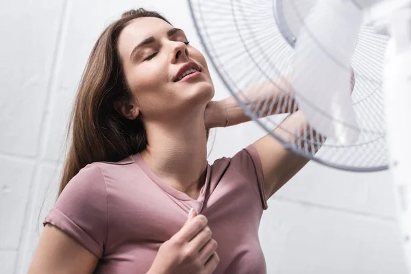 Hermosa Mujer Feliz Sentirse Cómodo Con Ventilador Eléctrico Durante Calor —  Fotos de Stock