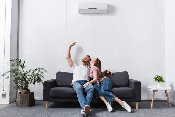 Glimlachende Vriendin Vriendje Knuffelen Thuis Met Airconditioner — Stockfoto