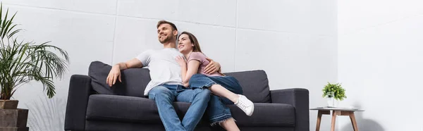 Smiling Girlfriend Boyfriend Hugging Home Air Conditioner Website Header — Stock Photo, Image