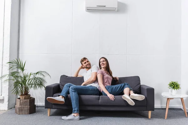 Positive Freundin Und Freund Umarmen Sich Hause Mit Klimaanlage — Stockfoto