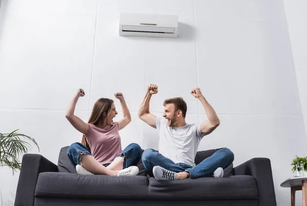 Excited Yelling Couple Home Air Conditioner — Stock Photo, Image