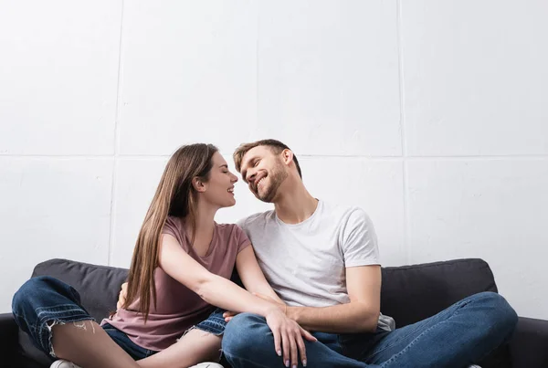 Happy Girlfriend Boyfriend Hugging Home Air Conditioner — Stock Photo, Image