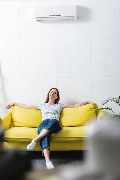 Chica Feliz Sentirse Cómodo Con Aire Acondicionado Casa Durante Calor — Foto de Stock