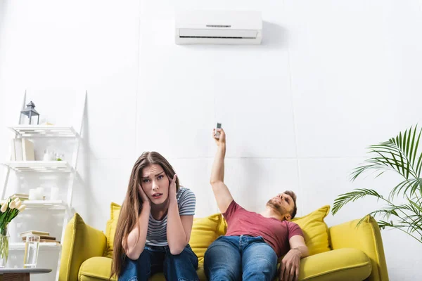 Exhausted Couple Sitting Home Broken Air Conditioner — Stock Photo, Image