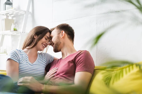 Heureux Beau Jeune Couple Étreignant Maison Foyer Sélectif — Photo