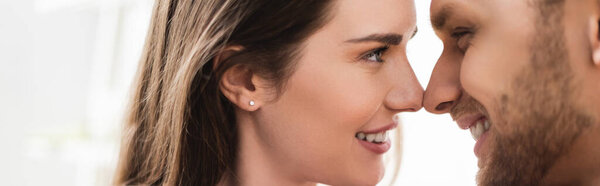 счастливая молодая пара обнимает и смотрит друг на друга, горизонтальная концепция
