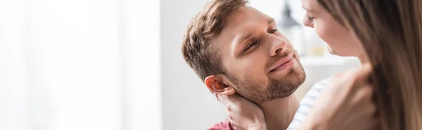 Sorridente Bella Giovane Coppia Che Abbraccia Casa Immagine Orizzontale — Foto Stock