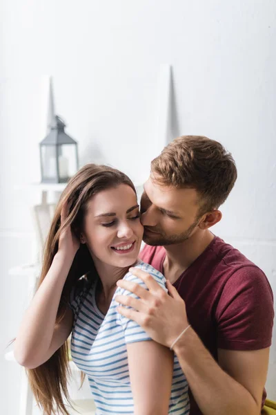 Feliz Lindo Jovem Casal Abraçando Casa — Fotografia de Stock