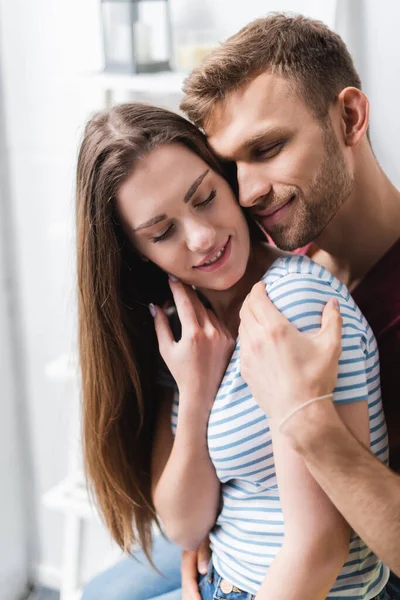 Šťastný Mladý Muž Žena Objímání Doma — Stock fotografie