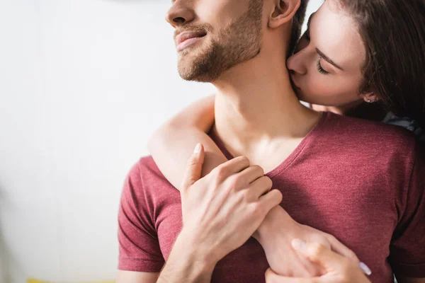 Recortado Vista Feliz Joven Pareja Abrazándose Casa — Foto de Stock