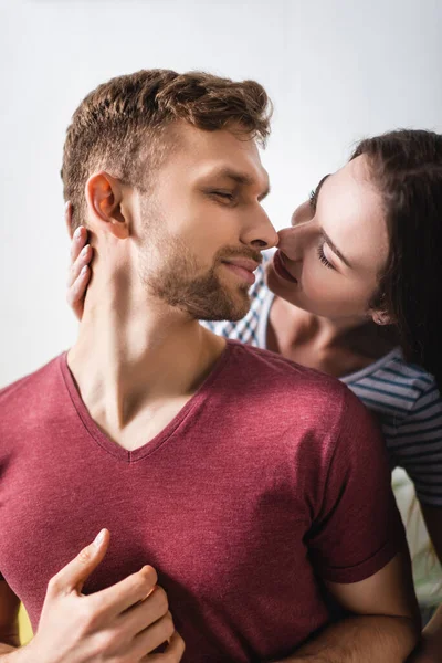 Happy Young Couple Hugging Going Kiss Home — Stock Photo, Image