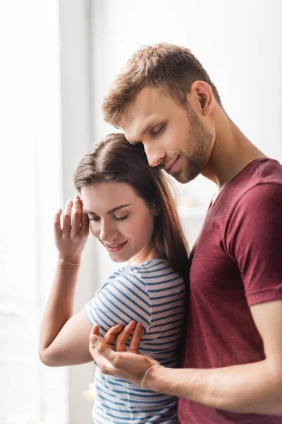 Hermosa Feliz Joven Pareja Abrazándose Casa — Foto de Stock