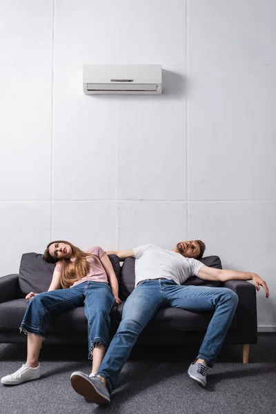 Casal Exausto Sofrendo Calor Enquanto Sentado Casa Com Condicionado Quebrado — Fotografia de Stock