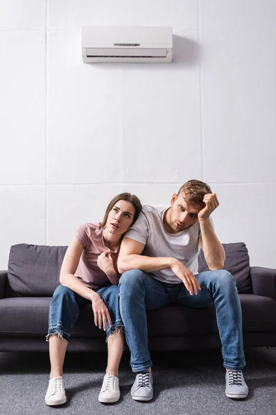 Uitgeput Paar Lijden Aan Warmte Terwijl Thuis Zitten Met Gebroken — Stockfoto