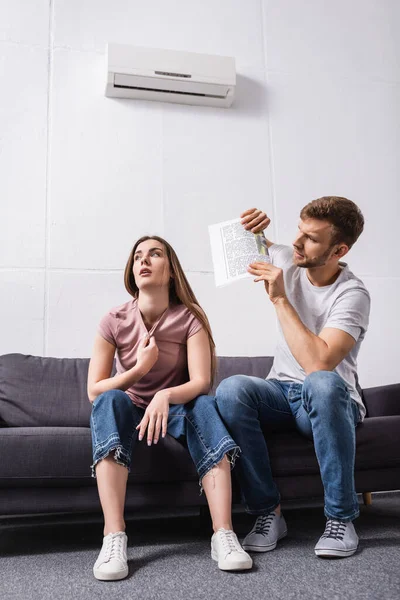 Frustrado Jovem Casal Sofrendo Calor Casa Com Condicionado Quebrado — Fotografia de Stock