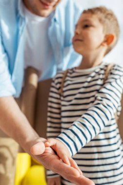 seçici baba ve oğul beşlik çakıyor.