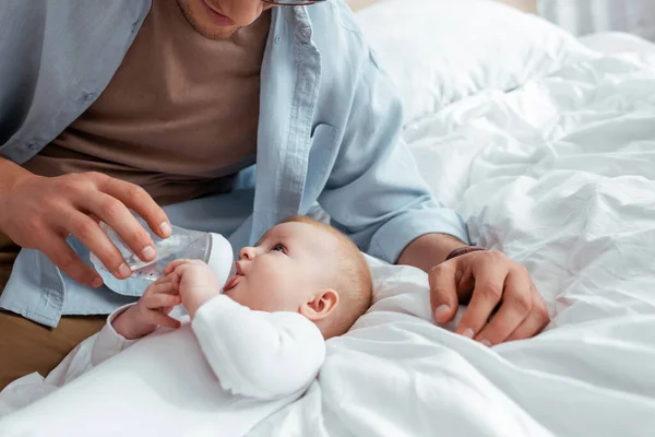 Vista Recortada Padre Alimentación Adorable Hijo Biberón Cama — Foto de Stock