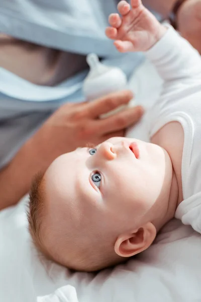 Abgeschnittene Ansicht Eines Vaters Mit Babyflasche Der Nähe Seines Entzückenden — Stockfoto