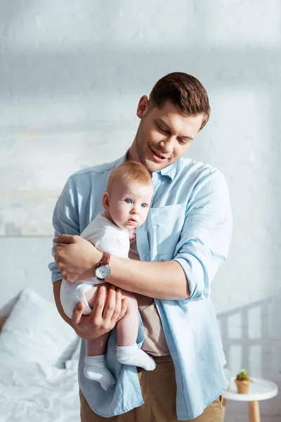 Feliz Padre Sosteniendo Adorable Bebé Las Manos Dormitorio —  Fotos de Stock