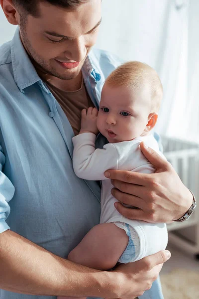 Feliz Jovem Pai Segurando Bonito Bebê Menino Romper Mãos — Fotografia de Stock