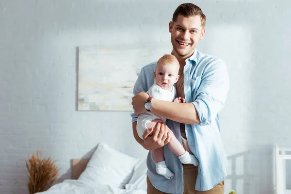 Glad Man Ler Mot Kameran Medan Håller Söt Pojke Händerna — Stockfoto