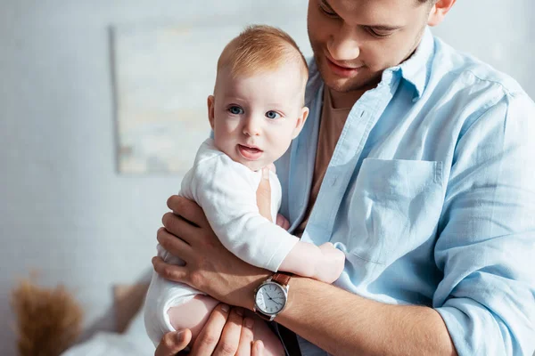 Lindo Bebé Niño Mirando Hacia Otro Lado Mientras Está Sentado —  Fotos de Stock