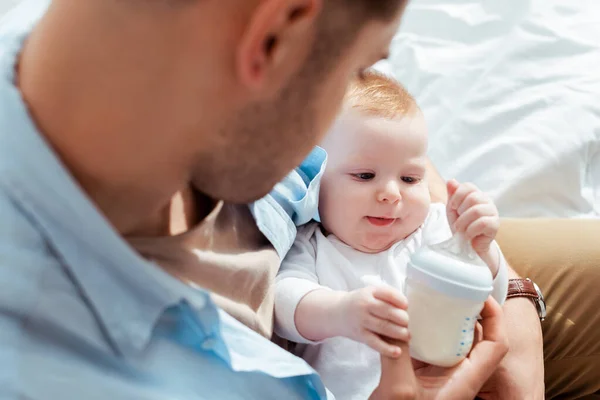 Enfoque Selectivo Lindo Bebé Niño Tocando Biberón Con Leche Las — Foto de Stock