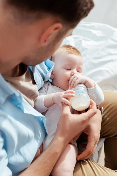 Visão Alto Ângulo Pai Alimentando Filho Pequeno Bonito Com Leite — Fotografia de Stock