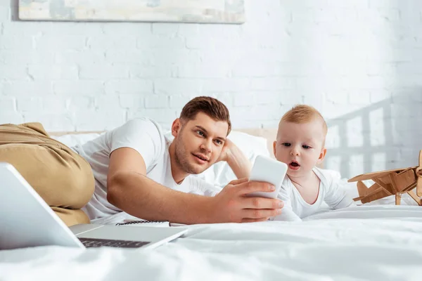 Selective Focus Young Man Taking Selfie Smartphone Cute Little Son — Stock Photo, Image