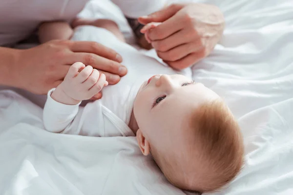 Vue Recadrée Homme Touchant Adorable Petit Garçon Dans Barboteuse — Photo