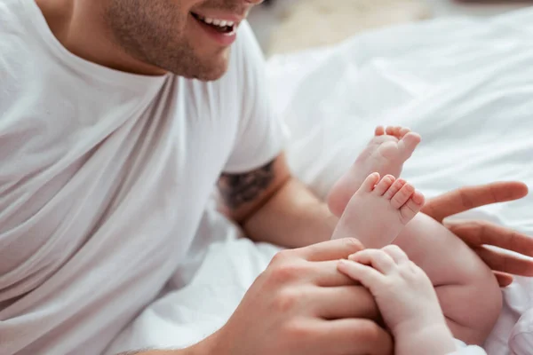 Gülümseyen Bir Babanın Şirin Bir Çocuğun Bacaklarına Dokunuşunun Görüntüsü — Stok fotoğraf