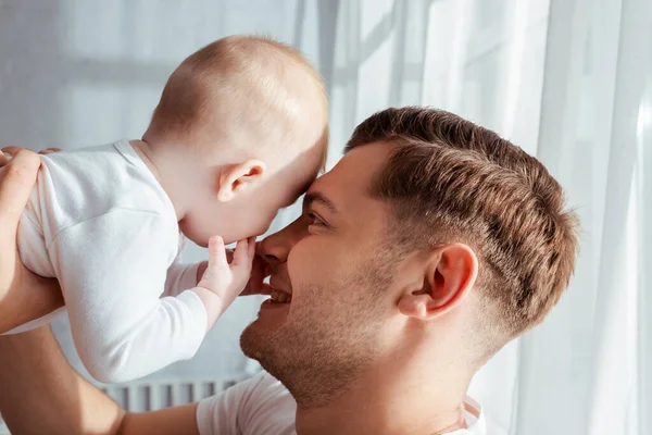 Happy Father Holding Adorable Boy Baby Face Face — Stock Photo, Image