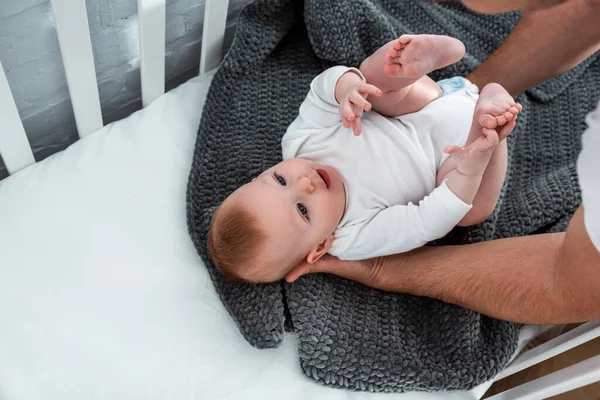 Corte Vista Homem Tocando Bonito Bebê Menino Deitado Berço Cobertor — Fotografia de Stock