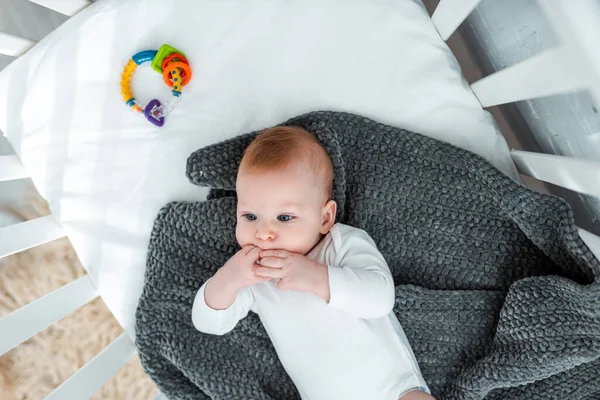 Vista Superior Menino Adorável Deitado Berço Cobertor Com Mãos Perto — Fotografia de Stock