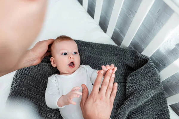 Vista Recortada Del Hombre Tocando Mano Del Bebé Sorprendido Enfoque — Foto de Stock