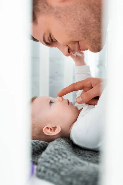 Enfoque Selectivo Feliz Joven Padre Tocando Nariz Adorable Pequeño Hijo — Foto de Stock